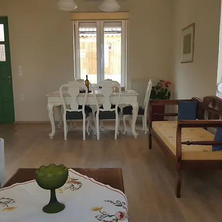 Dafni's & Lia's Vintage House Apartmán *